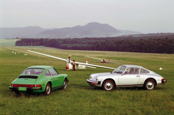 Изключваме 959, от който Porsche построи 337 бройки предимно за целите на хомологация. Така стигаме до 912E, продаден през моделната 1976 година. Подобно на оригиналния 912 - 912E използваше четирицилиндров боксер с въздушно охлаждане на Volkswagen. 2.0-литровият мотор беше с впръскване на гориво (следователно E) и настроен на 87 к.с. Иначе беше много подобен на 911, така че двете купета осигуряваха почти еднакво остро, пъргаво управление. Porsche продаде 2092 екземпляра от 912E в Съединените щати през моделната 1976 г. и го замени с 924 през 1977 г.